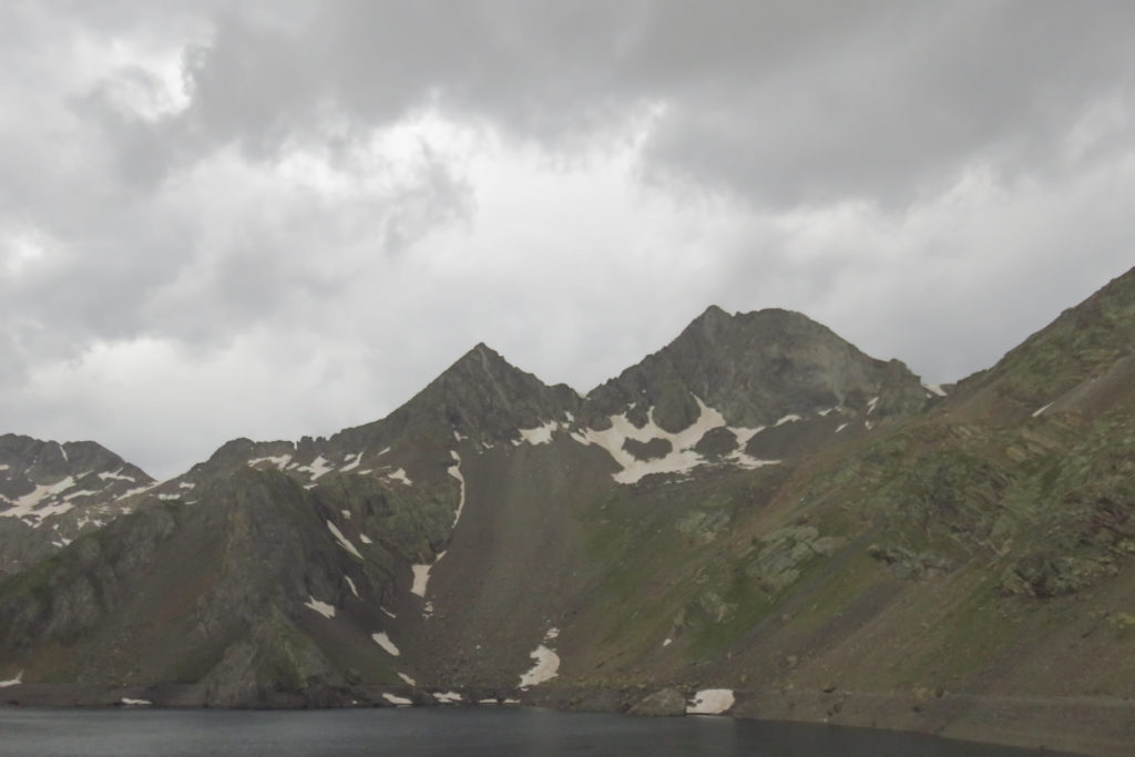 Se forma una tormenta sobre el Gran Facha y el Lago Alto de Pecico
